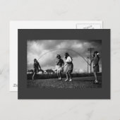 子供たちが縄跳びをしながらガス仮面をしている ポストカード (正面/裏面)