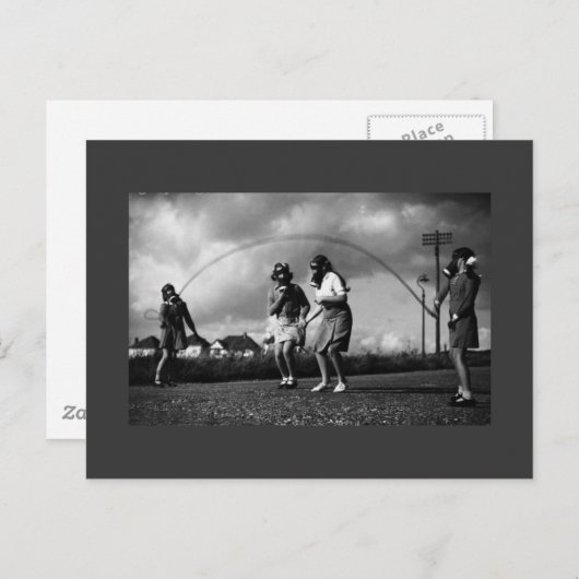 子供たちが縄跳びをしながらガス仮面をしている ポストカード (正面/裏面)