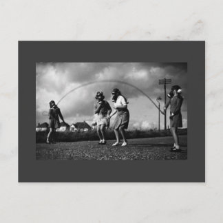 子供たちが縄跳びをしながらガス仮面をしている ポストカード