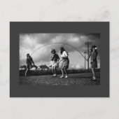 子供たちが縄跳びをしながらガス仮面をしている ポストカード (正面)