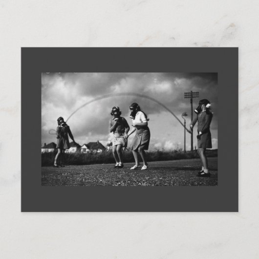 子供たちが縄跳びをしながらガス仮面をしている ポストカード (正面)