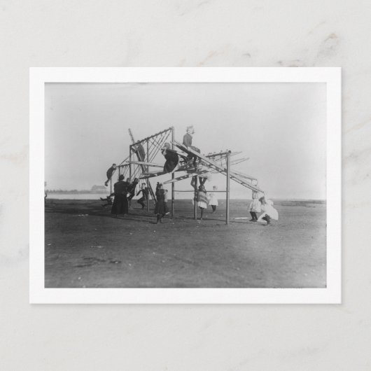 子供たちが遊び場のブランコを楽しむ ポストカード (正面)