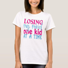 子供たちに振り回されて気がおかしくなりそう Tシャツ