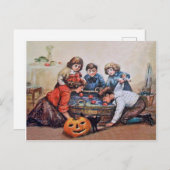 子供たちはハロウィーンでリンゴのためにボブリングしている ポストカード (正面/裏面)