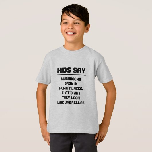 子供たちは言う:キノコは湿気の多い場所で育つ Tシャツ (正面フル)