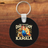 子供のない犬の女性がカマラに投票している キーホルダー (正面)