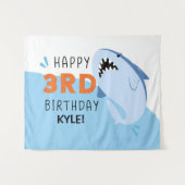 子供のサメの3歳誕生日パーティー用カスタム背景 タペストリー (正面(横))