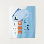 子供のサメの3歳誕生日パーティー用カスタム背景 タペストリー (正面)