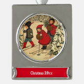 子供のスキー、ヴィンテージの冬のシーン シルバープレートバナーオーナメント (正面)