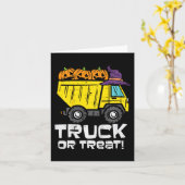 子供のトラックをダンプまたはハロウィーンのコスチューム幼児を扱う カード (黄色い花)