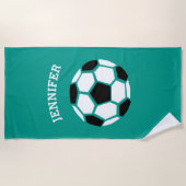 子供のパーソナライズなサッカーボールの緑のスポーツ ビーチタオル (正面)