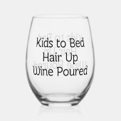 子供のベッドの髪の上にワインのお母さん注いだ ステムなしワイングラス (正面)
