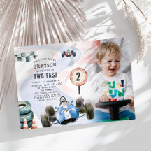子供のレーシングカーテーマの2歳の誕生日パーティーの写真