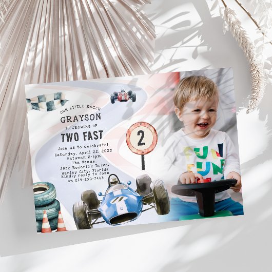 子供のレーシングカーテーマの2歳の誕生日パーティーの写真 招待状