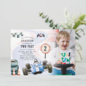 子供のレーシングカーテーマの2歳誕生日パーティーの写真 招待状 (スタンド正面)