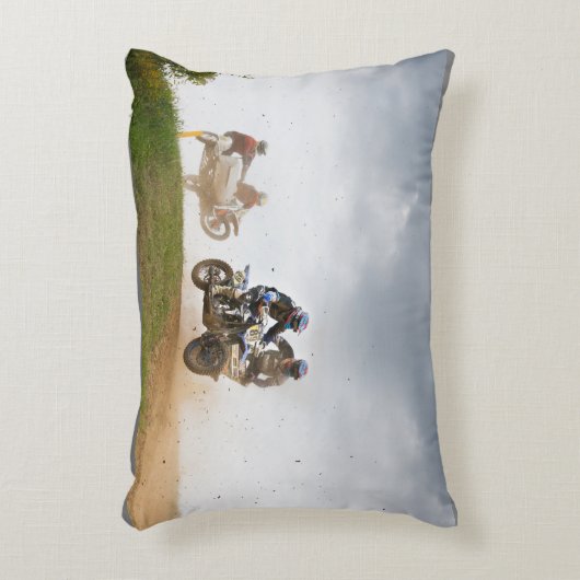 子供の名前が後ろに付いたモトクロスレース枕。 アクセントクッション (正面(垂直))