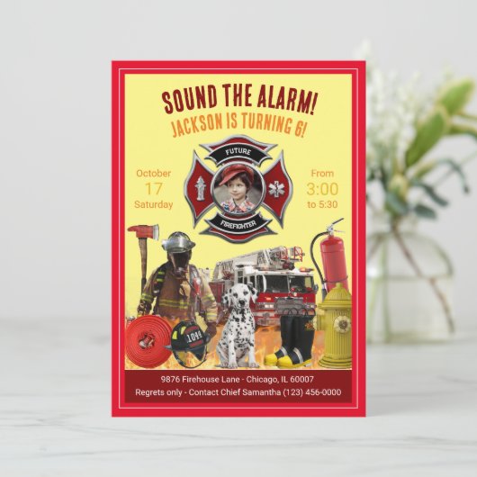 子供の名前と写真をカスタマイズできる消防士の誕生日 招待状 (スタンド正面)
