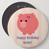 子供の名前のぽっちゃりしたブタの誕生日ボタン 缶バッジ (正面&裏面)
