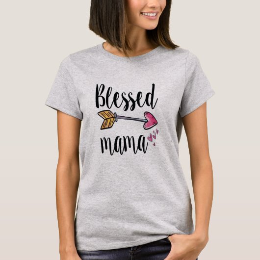 子供の名前入りお守りのママ矢印デザイン Tシャツ (正面)