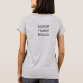 子供の名前入りお守りのママ矢印デザイン Tシャツ (裏面)