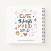 子供の愛らしい発言を祝う 遊び心あるタイポグラフィ ノートブック (裏面)