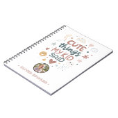 子供の愛らしい発言を祝う 遊び心あるタイポグラフィ ノートブック (左側)