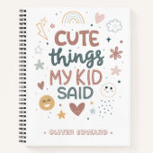 子供の愛らしい発言を祝う 遊び心あるタイポグラフィ ノートブック (正面)