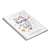 子供の愛らしい発言を祝う 遊び心あるタイポグラフィ ノートブック (右側)