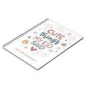 子供の愛らしい発言を祝う 遊び心あるタイポグラフィ ノートブック (左側)