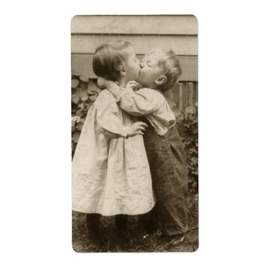 子供の時代の愛 - 庭でキスをする子供たちのヴィンテージ写真 ラベル (正面)