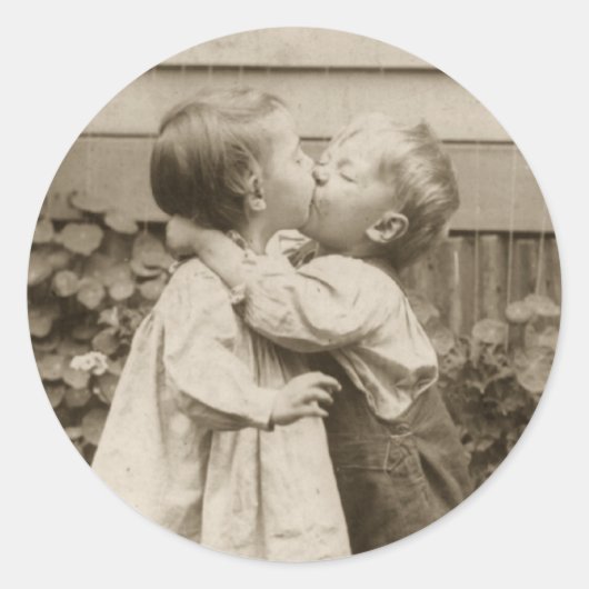 子供の時代の愛 - 庭園でキスをする子供たちのヴィンテージ写真 ラウンドシール (正面)