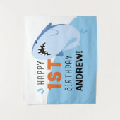 子供の最初のサメの誕生日パーティー カスタム バックドロップ 男の子 タペストリー (正面)