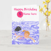 子供の泳ぐ人の女の子のバースデー・カードは年齢の名前を加えます カード (黄色い花)