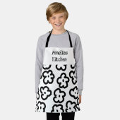 子供の白黒フローラエプロンモダン エプロン (着用した状態)