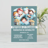 子供の眠るバッグポップコーンパジャマのスリープパーティー 招待状 (スタンド正面)