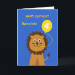 子供の第4誕生日のライオンは一流の青を加えます カード<br><div class="desc">誕生日の子供の名前の前部を個人化して下さい。 あなた自身の特別な挨拶個人化して下さい(またはあなたが付いている内部を提供される文字を使用できます: "愛、おもしろいおよび驚きの"完全なすばらしい第4誕生日を持って下さい)。
設計特微青い背景の明るく黄色い誕生日の気球を持つ微笑のライオン。 中それ以上の誕生日の気球があります。</div>