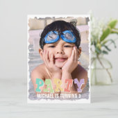 子供の簡単でかわいい写真 青い誕生日パーティー 招待状 (スタンド正面)