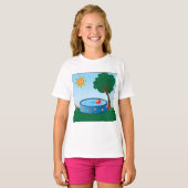 子供の裏庭のプールの光景と太陽の木 Tシャツ (正面フル)