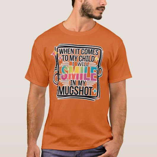 子供の話題になると顔がゆるむ マグショットTシャツ Tシャツ (正面)