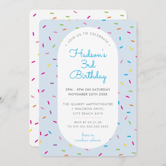 子供の誕生日カラフル少年が青を振縁どるる 招待状 (正面/裏面)