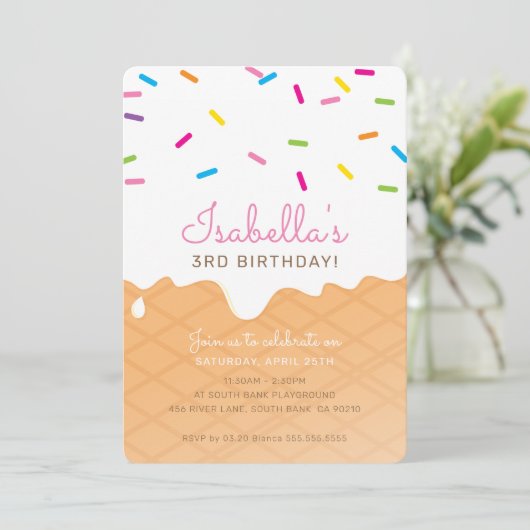 子供の誕生日パーティーアイスクリームコーンピンクの散水 招待状 (スタンド正面)