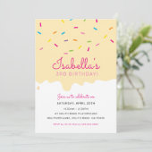 子供の誕生日パーティーケーキは黄色を振りかける 招待状 (スタンド正面)