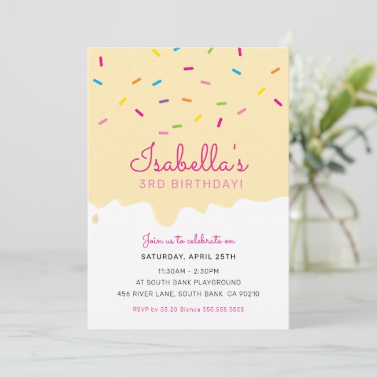 子供の誕生日パーティーケーキは黄色を振りかける 招待状 (スタンド正面)