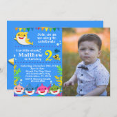 子供の黄色のサメの誕生日写真招待状 招待状 (正面/裏面)