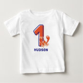 子供の1歳の誕生日カニの特別ゲストTシャツ ベビーTシャツ (正面)