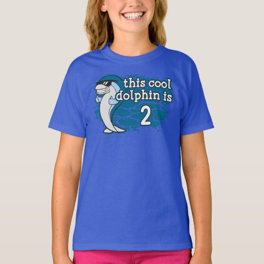 子供の2回目の誕生日このクールイルカは2歳 Tシャツ (正面)
