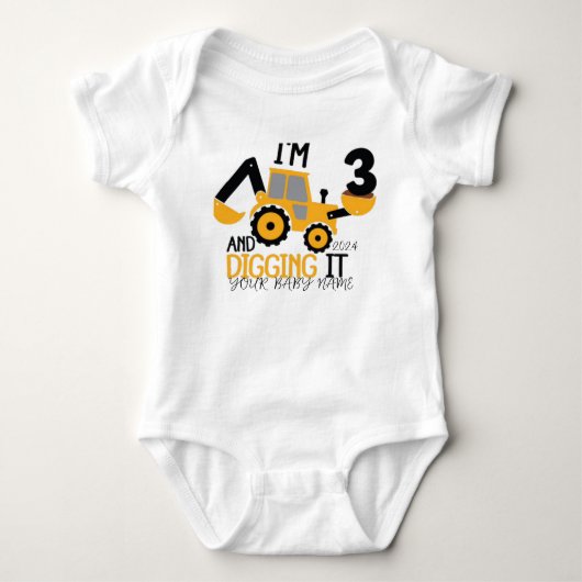 子供の3歳 3年目の誕生日 建設工事の少年 3歳 ベビーボディスーツ (正面)