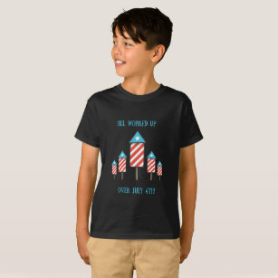 子供の7月4日のおもしろいな花火のワイシャツ米国はもじります Tシャツ