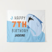 子供の7歳サメ誕生日バックドロップカスタム タペストリー (正面(横))