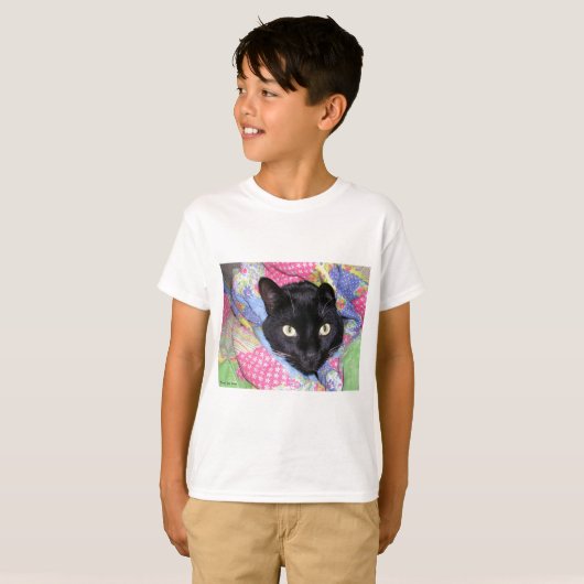 子供のTシャツ: 毛布で包まれたなおもしろいな猫 Tシャツ (正面フル)